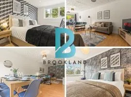 Six Bedroom House by Brookland Stays Serviced Accommodation Short Lets Watford with Free WiFi