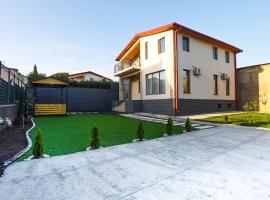 Brand-New 2BR House with Garden, vila v mestu Tbilisi City