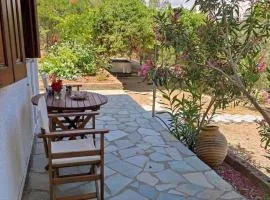 Ioanna's sweet & cozy apartment with garden view