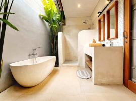 Tropical Seseh Suite with Bathtub, Shared Pool & Kitchen - 650m to Beach, hotel v destinaci Cemagi