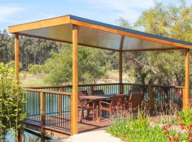 Wirraway Luxury Chalet | Lake Views | Private Gardens, Hotel in Wilyabrup