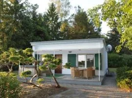 Freistehendes Kleines Ferienhausaus Mit Whirlpool Im Außenbereich Und Einem Paddelboot Umgeben Von Wäldern Und Wiesen