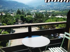 Studio à 200 mètres la plage du Plan d'eau, khách sạn ở Embrun
