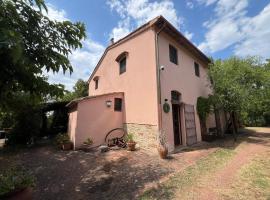 La casa nel bosco, hotel v destinaci Lari