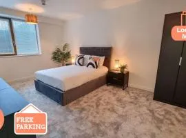 Stunning 4-bedroom Townhouse with Free Parking