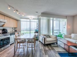 Chic 1BR plus Den Condo with Fast WiFi and Free Parking, condo em Toronto