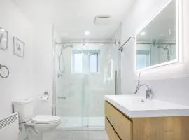2 bedroom, subway, free parking.