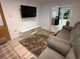 3 Bed Home From Home Contractor & Family Stay DY5