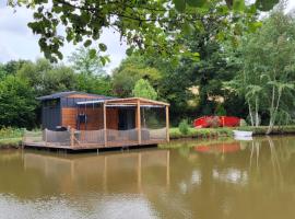 Chalet sur l'eau dans un cadre idyllique, barco em Nesmy