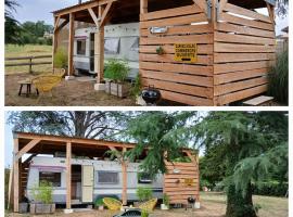 La caravane au fond du jardin, camping &agrave; Carsac-Aillac