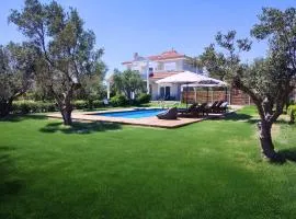 Villa Photerra, A Luxury familly Villa with pool