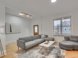 Modern and Spacious Four Bedroom House in Pittsburgh with Parking, Hotel in Pittsburgh