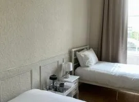 Modern Twin Room In The Heart Of Edinburgh