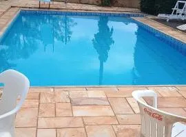 Casa com piscina para até 6 pessoas com duas camas de casal e sofá-cama casal