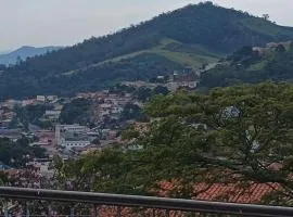 Casa com 2 quartos 2 camas de casal sala com 1 sofá cama Total 6 pessoas,cozinha e banheiro