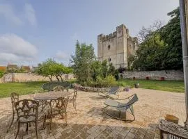 Charmante maison de ville avec vue sur le donjon avec wifi et jardin