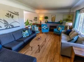 Mid-Century Modern Apartment at Horner Park