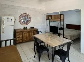 Acogedor familiar y agradable monoambiente. C/est.