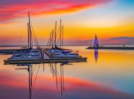 Dreamy 6BR Stay w Heated Pool & Relax Ambience, hotel in Oklahoma City