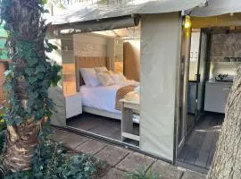 African Paradise - Garden Glamping - Outdoor Shower