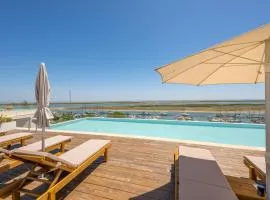 Stay By The Marina - Modern Apartment with Pools & Gym