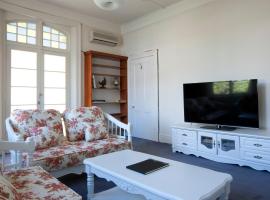 Lowena Cafe and Accommodation, bed and breakfast en Hobart