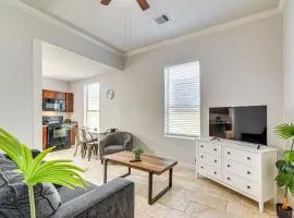 Less Than 1 Mi to Seawall Convenient Galveston Getaway!