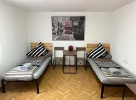 ARCOS Apartment - Geräumige 3-Zimmer-Wohnung mit 8 Einzelbetten - Perfekt für Familien, Gruppen oder Monteure