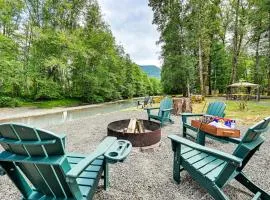 Gateway to Mt Rainier Riverfront Haven with Hot Tub