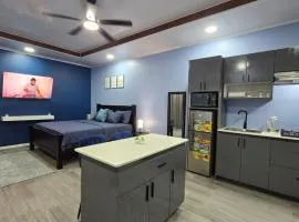 Modern King Bed, Baggage dropoff