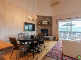 Lake & Mountain View condo, condo em Mont-Tremblant