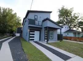 2 Western Homes 6 King Beds