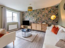 Chic 4bd Manchester Abode - Free Parking - Snooker, hotel in Manchester