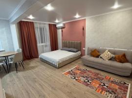 Апартаменты в центре, hotel com estacionamento em Balkhash