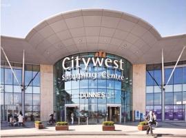 Double Room close to tramline, hotel v destinaci Citywest