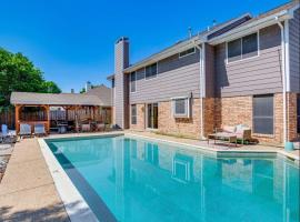 5 BR House with heated pool near DFW and stadium, hotel v destinaci Grand Prairie