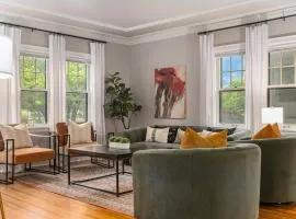 Elegant 3BR Oasis in Dundee Close to Downtown