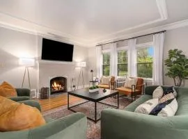 Elegant 3BR Oasis in Dundee Close to Downtown