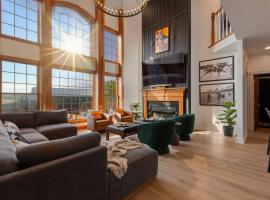 Luxury 5BR Estate: Bourbon Bar, Spa, Pool & Cinema, hotel em Bloomfield