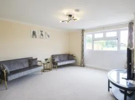 3 Bed House Sleeps 6 In Calne