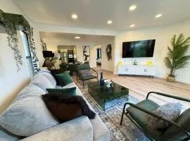 Modern 2-BR with 6 beds and Sofa bed in Miracle Mile Longwood