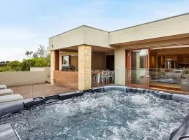Stunning Home Alfresco Entertainment Jacuzzi