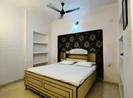 Amrit Ganga Guest house 1,5km from kashi vishwanath Near Rathyatra ropeway