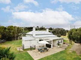 Clifftop Cottage at The Portsea Camp