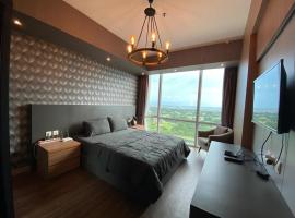 GOLF VIEW Studio! U-Residence 2 Apartment in Lippo Karawaci by Cencen Property, hotel i Klapadua