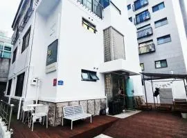 White Green Guesthouse