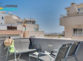 Makenzy Star 2bd Duplex 300m From Beach, beach hotel in Aglantzia