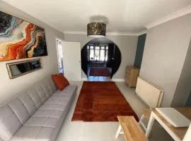 4 Bd House Sleeps 8 with Garden-Tv-Internet