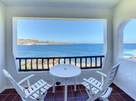 P98 - Bonito apartamento sobre el mar, hotel a Fornells