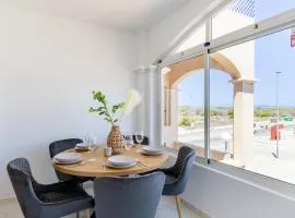 Jasmine - Bright Modern Apartment with Rooftop & Pool